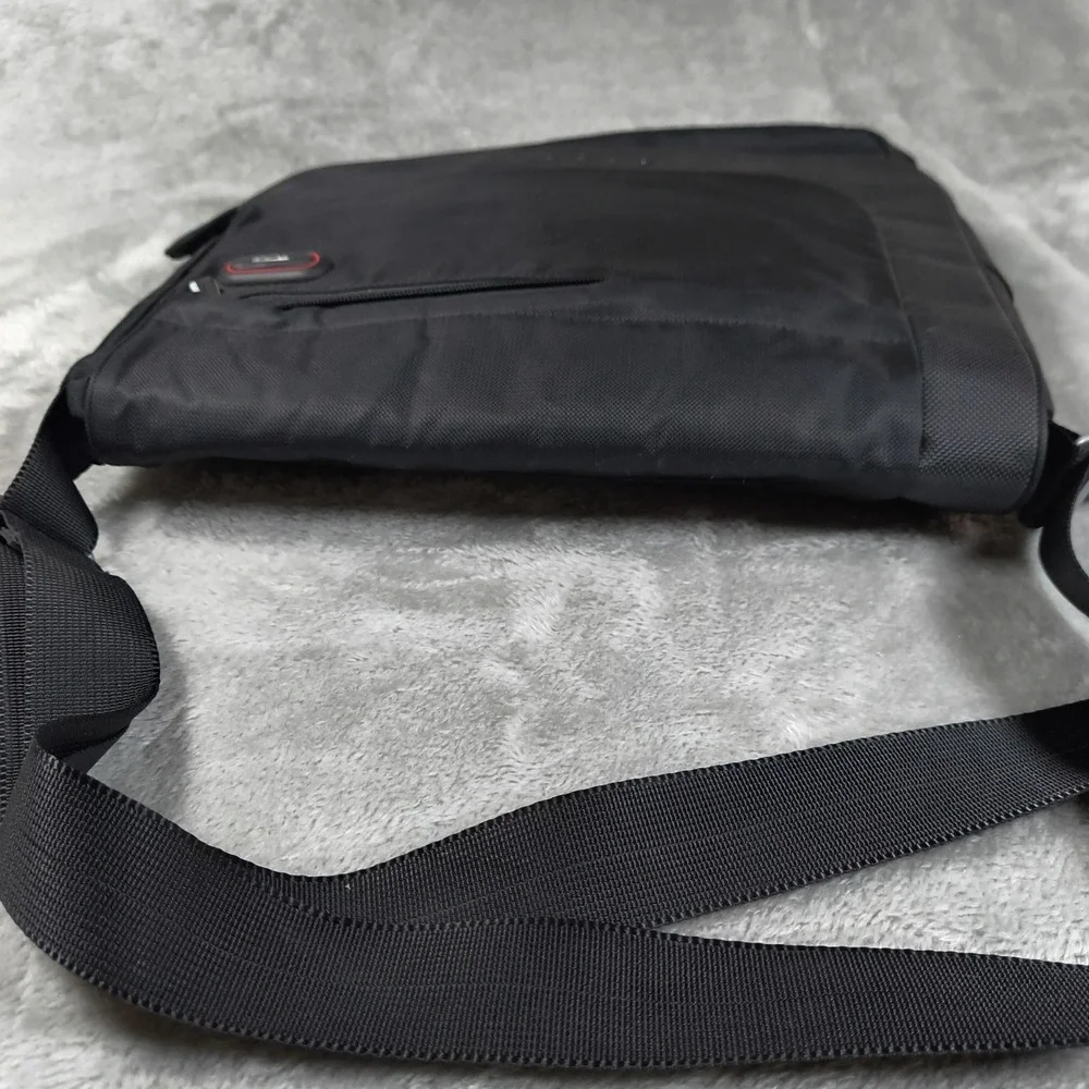 Tumi Messenger Bag Black T‎ Tech 5114D Nylon Crossbody Shoulder Messenger Laptop